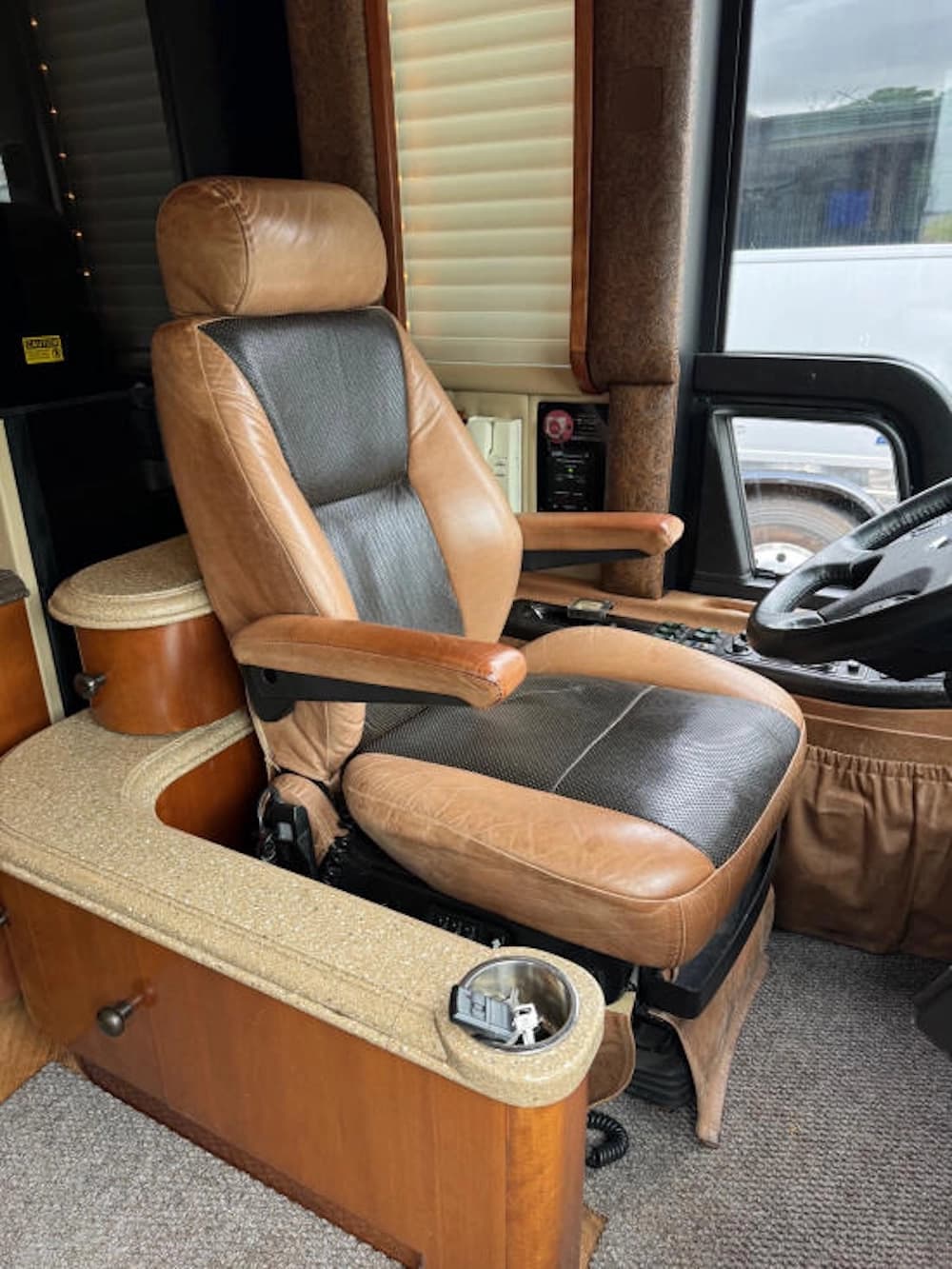 2012 Prevost Liberty Elegant Lady XLII Motorcoach - Image 9