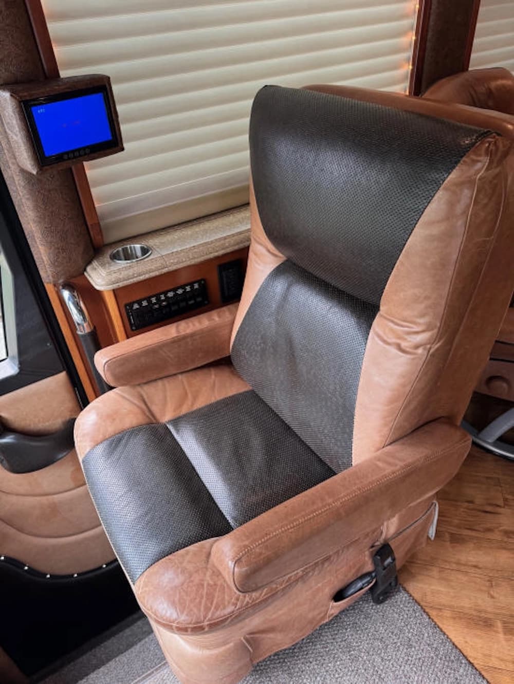 2012 Prevost Liberty Elegant Lady XLII Motorcoach - Image 10
