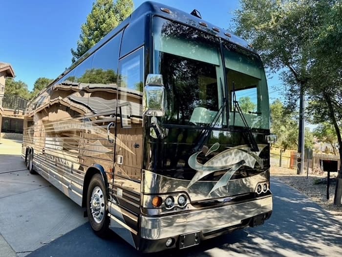 2009 Prevost Country Coach XLII Motorcoach - Image 2