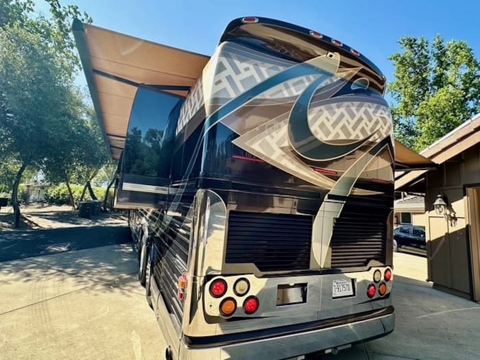 2009 Prevost Country Coach XLII Motorcoach - Image 13