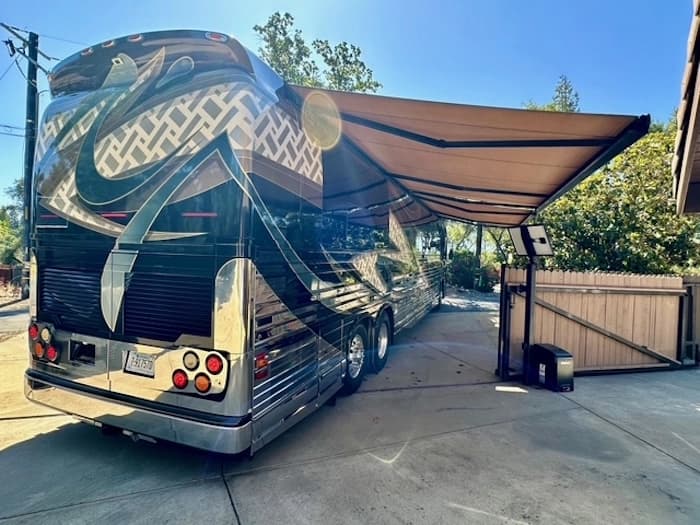 2009 Prevost Country Coach XLII Motorcoach - Image 14