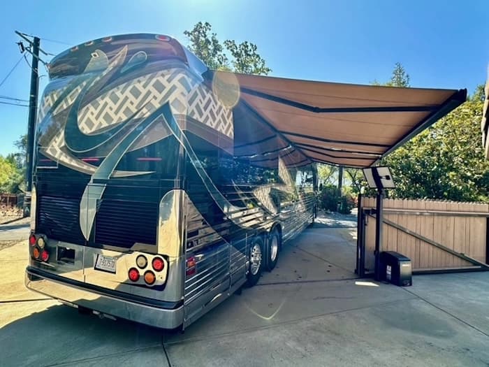 2009 Prevost Country Coach XLII Motorcoach - Image 15