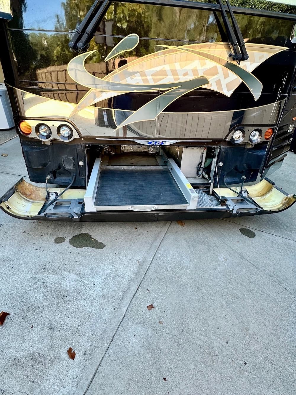 2009 Prevost Country Coach XLII Motorcoach - Image 16