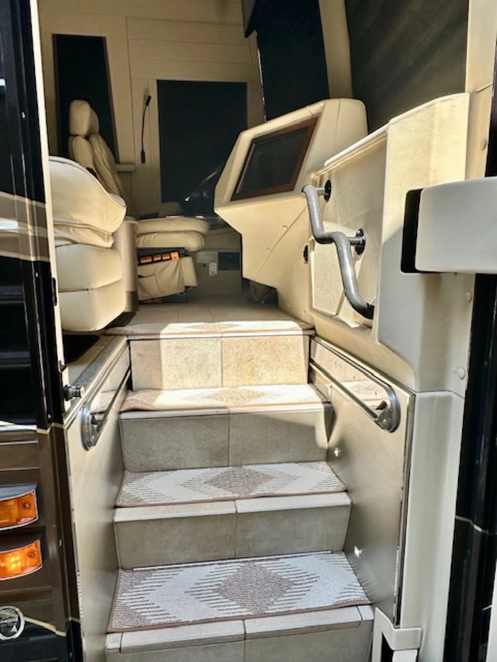 2009 Prevost Country Coach XLII Motorcoach - Image 17