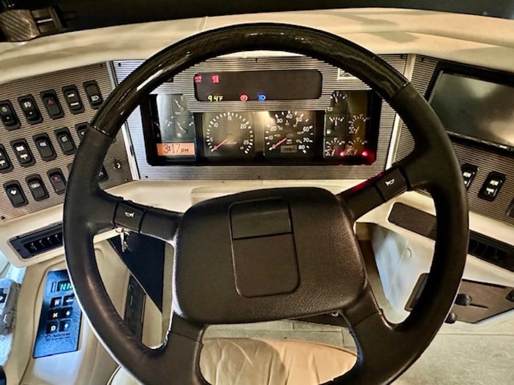 2009 Prevost Country Coach XLII Motorcoach - Image 18