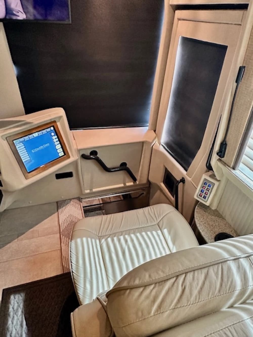 2009 Prevost Country Coach XLII Motorcoach - Image 19