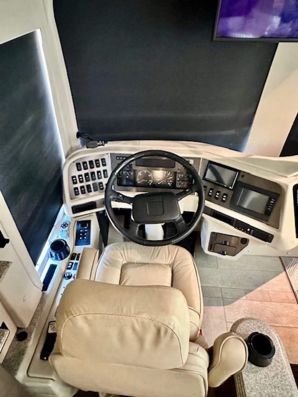 2009 Prevost Country Coach XLII Motorcoach - Image 20