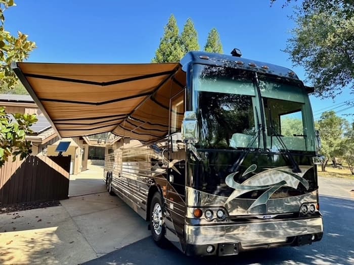 2009 Prevost Country Coach XLII Motorcoach - Image 3