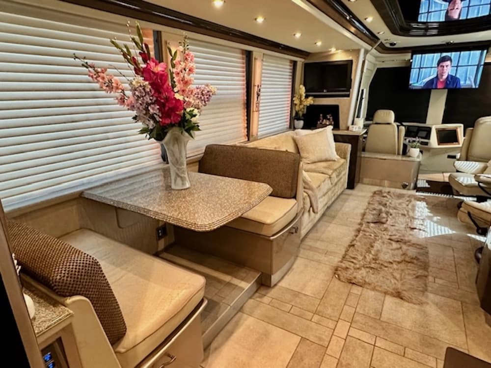 2009 Prevost Country Coach XLII Motorcoach - Image 21