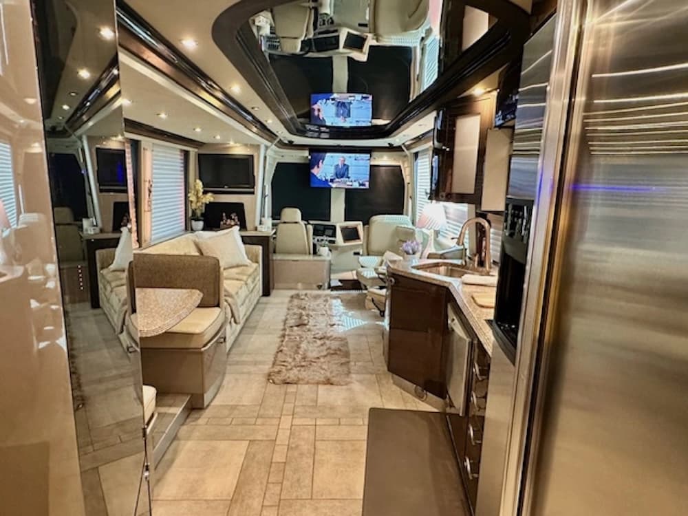 2009 Prevost Country Coach XLII Motorcoach - Image 22