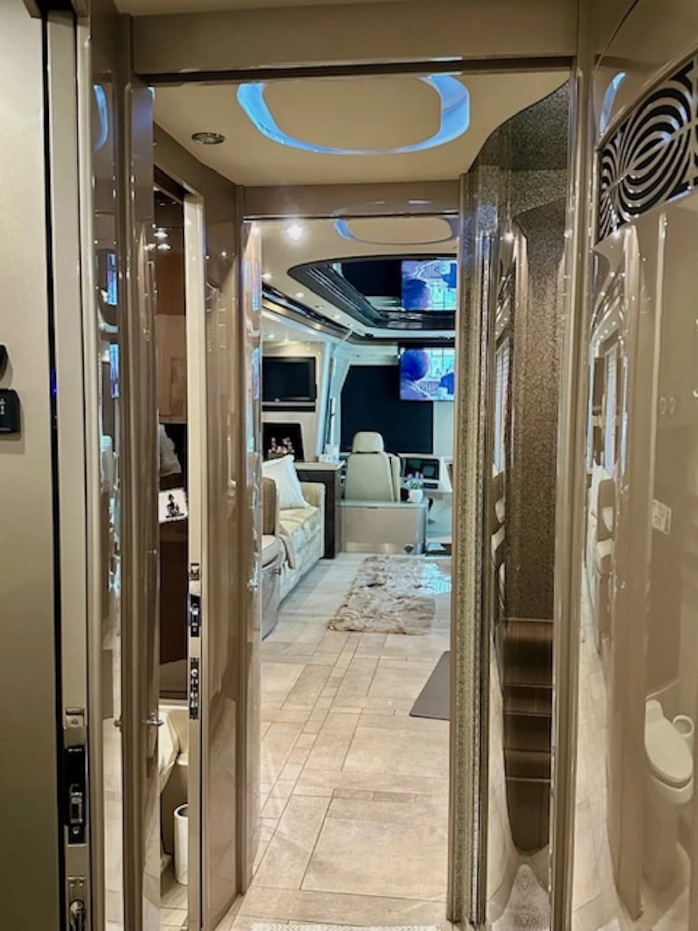 2009 Prevost Country Coach XLII Motorcoach - Image 23