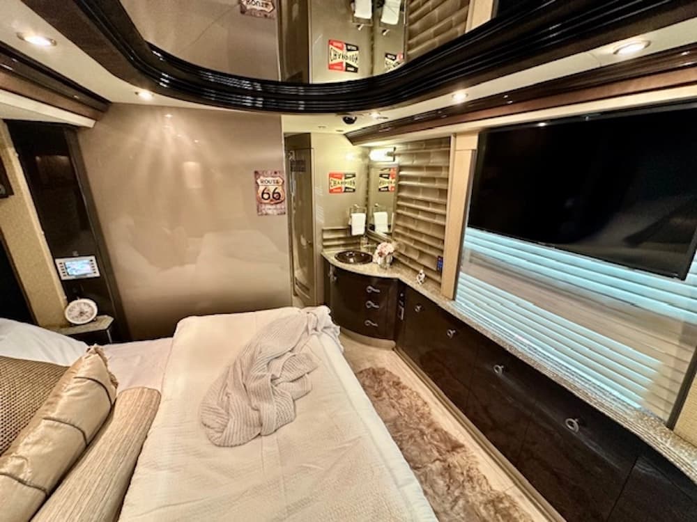 2009 Prevost Country Coach XLII Motorcoach - Image 26