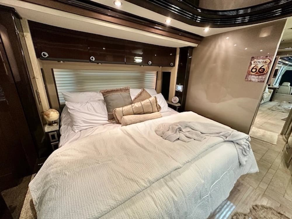 2009 Prevost Country Coach XLII Motorcoach - Image 27