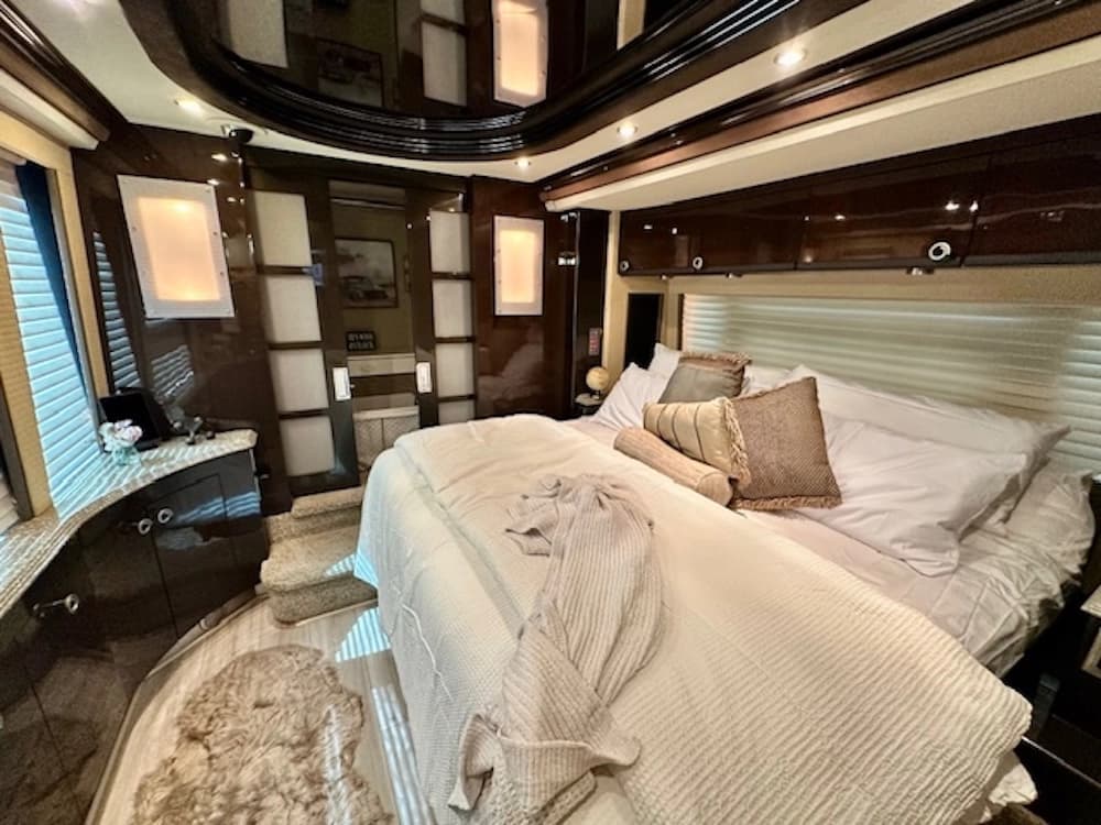 2009 Prevost Country Coach XLII Motorcoach - Image 28