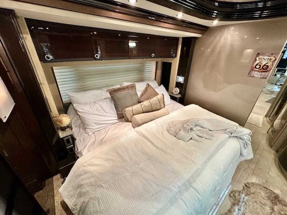 2009 Prevost Country Coach XLII Motorcoach - Image 29