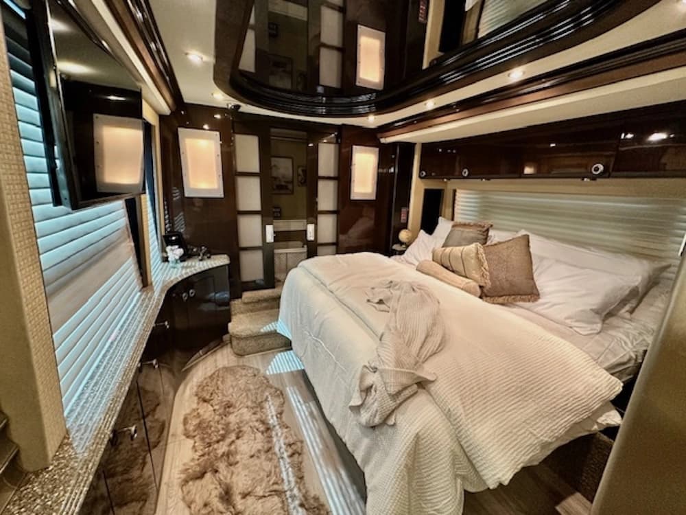 2009 Prevost Country Coach XLII Motorcoach - Image 30