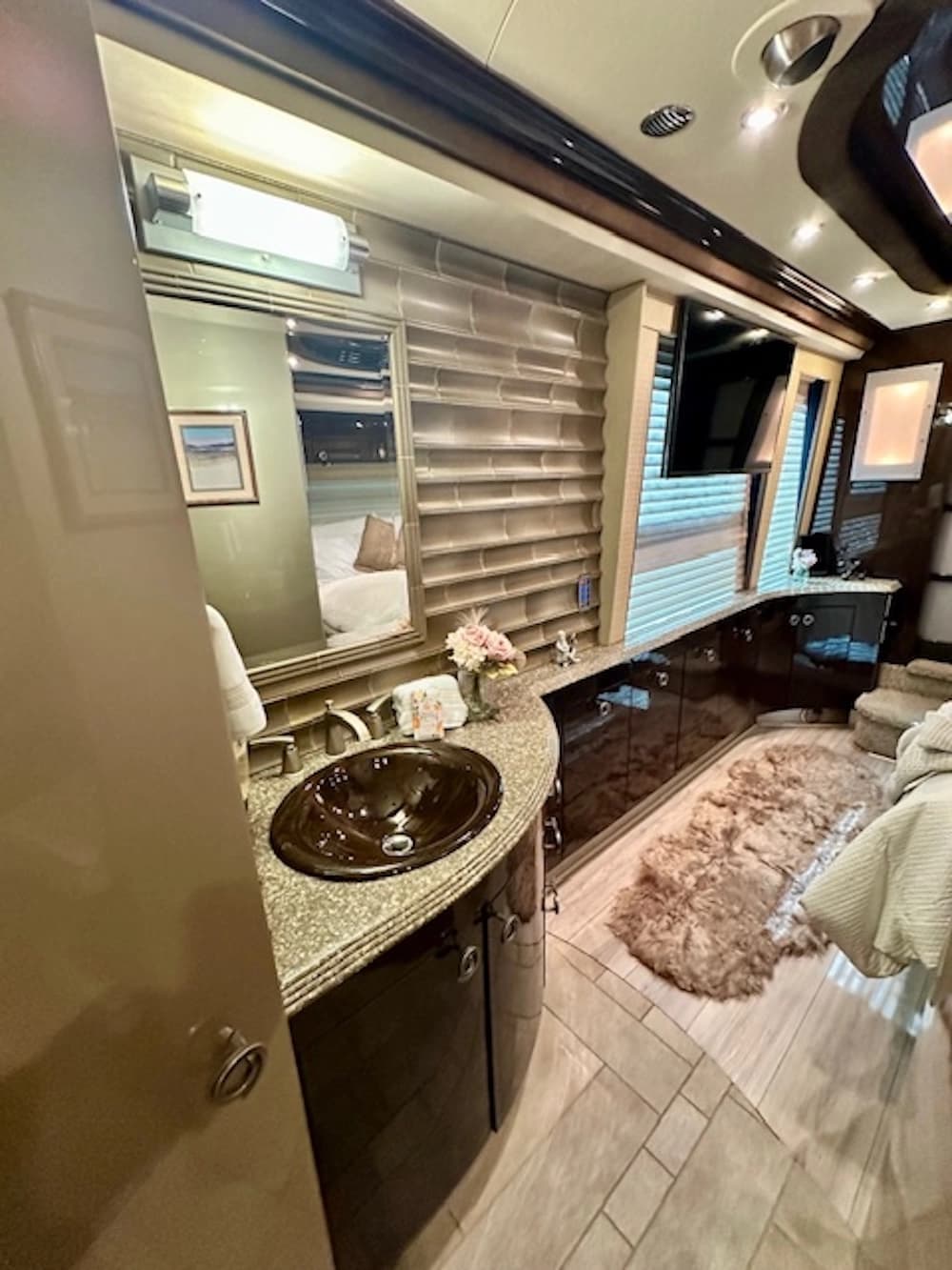 2009 Prevost Country Coach XLII Motorcoach - Image 31