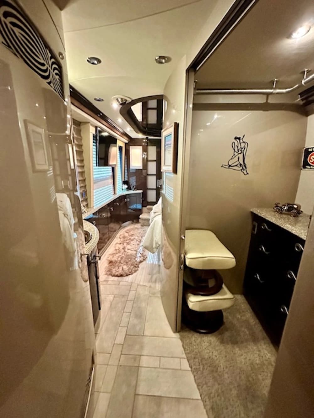 2009 Prevost Country Coach XLII Motorcoach - Image 32