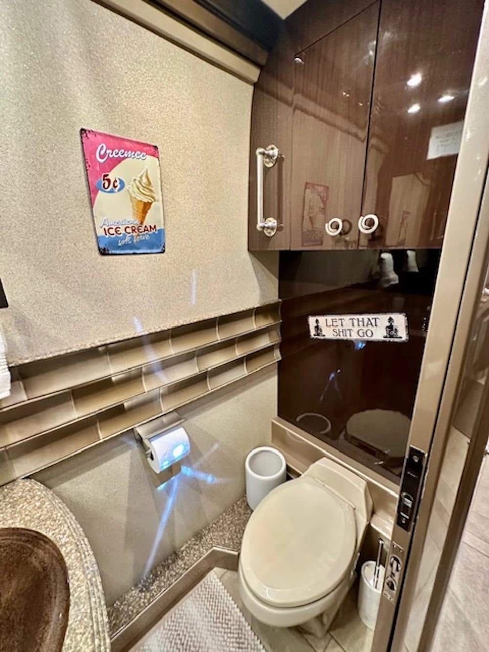 2009 Prevost Country Coach XLII Motorcoach - Image 34