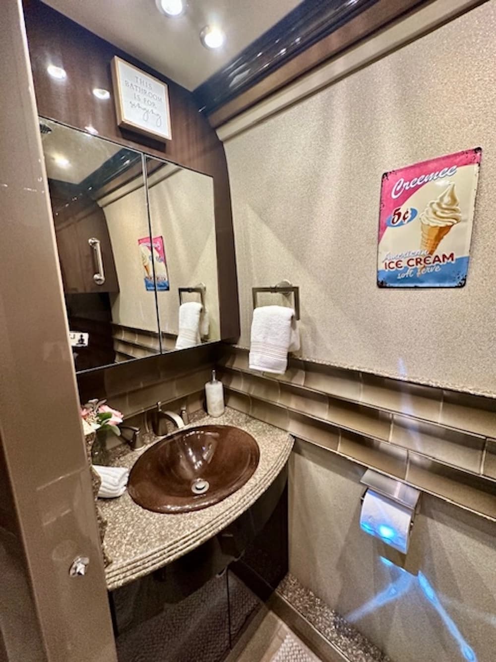 2009 Prevost Country Coach XLII Motorcoach - Image 35