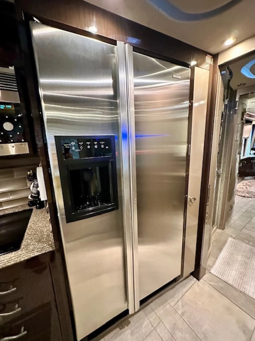 2009 Prevost Country Coach XLII Motorcoach - Image 36