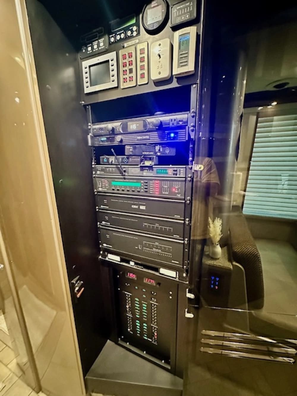2009 Prevost Country Coach XLII Motorcoach - Image 37