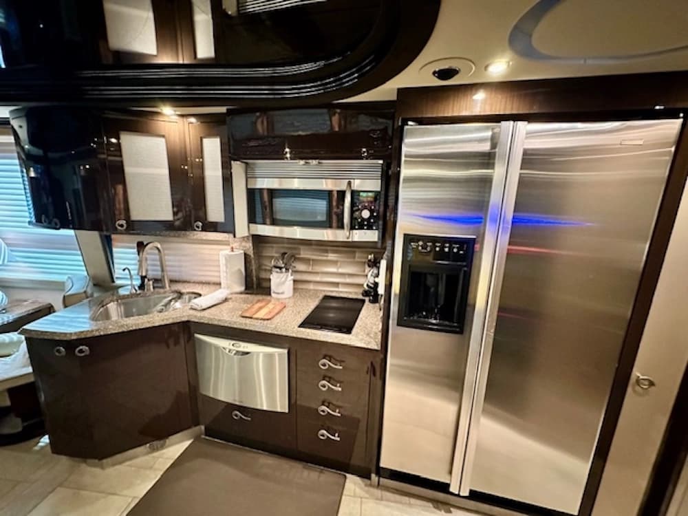 2009 Prevost Country Coach XLII Motorcoach - Image 38