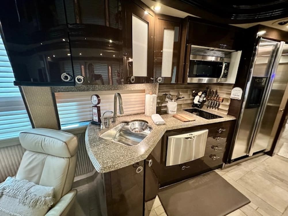 2009 Prevost Country Coach XLII Motorcoach - Image 39