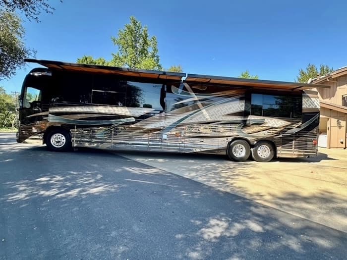 2009 Prevost Country Coach XLII Motorcoach - Image 5