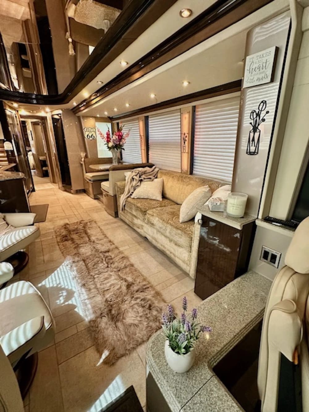 2009 Prevost Country Coach XLII Motorcoach - Image 44