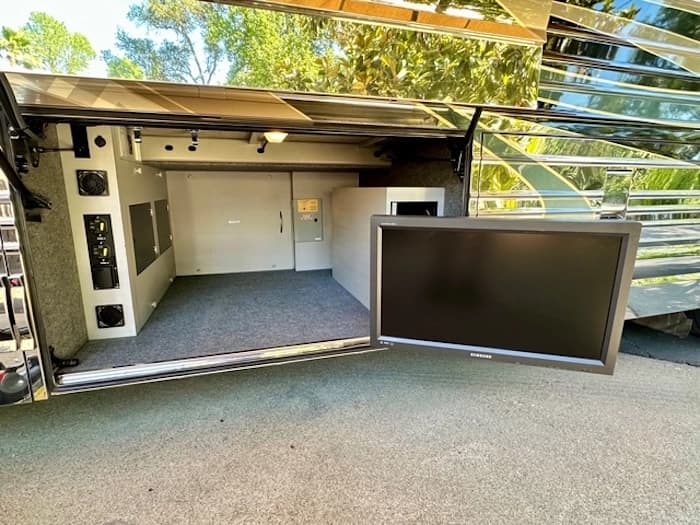 2009 Prevost Country Coach XLII Motorcoach - Image 49