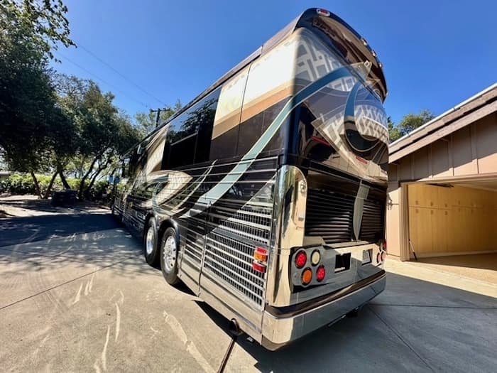 2009 Prevost Country Coach XLII Motorcoach - Image 8
