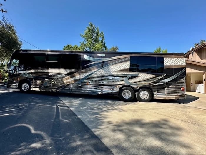 2009 Prevost Country Coach XLII Motorcoach - Image 9