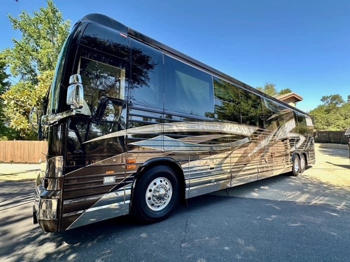 2009 Prevost Country Coach XLII Motorcoach - Image 10