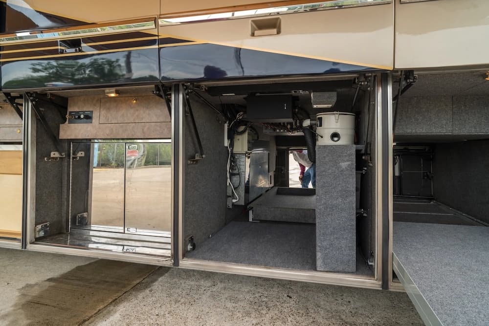 2002 Prevost Featherlite H3-45 Motorcoach - Image 11