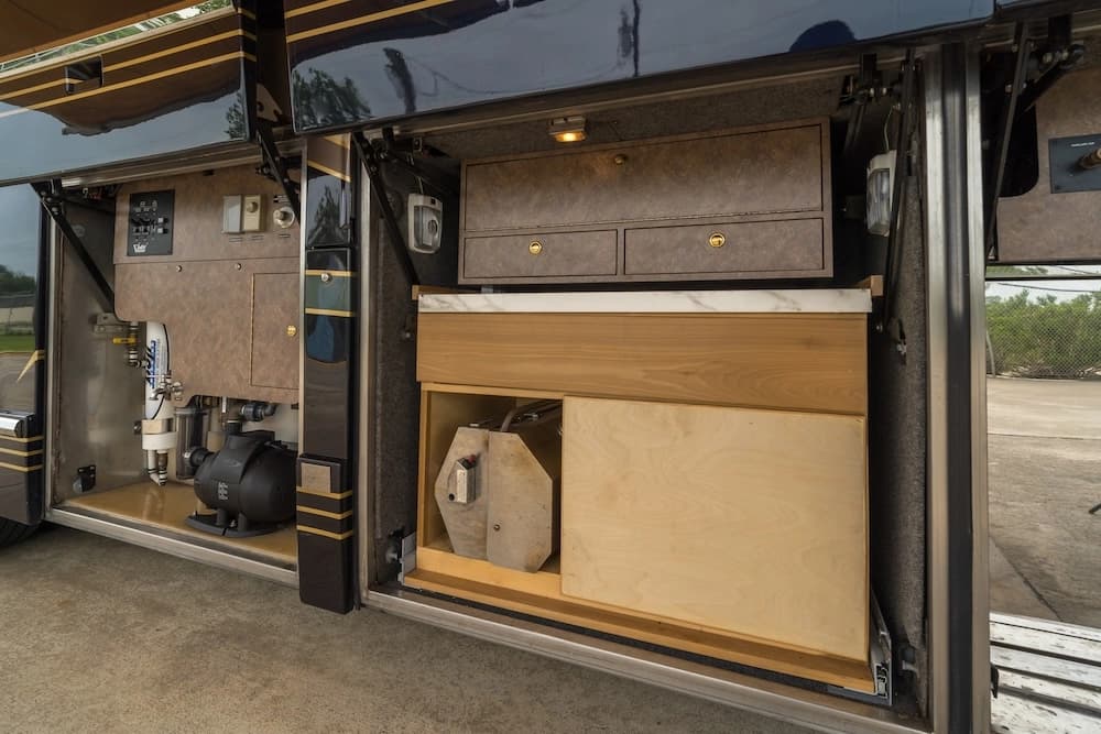 2002 Prevost Featherlite H3-45 Motorcoach - Image 12