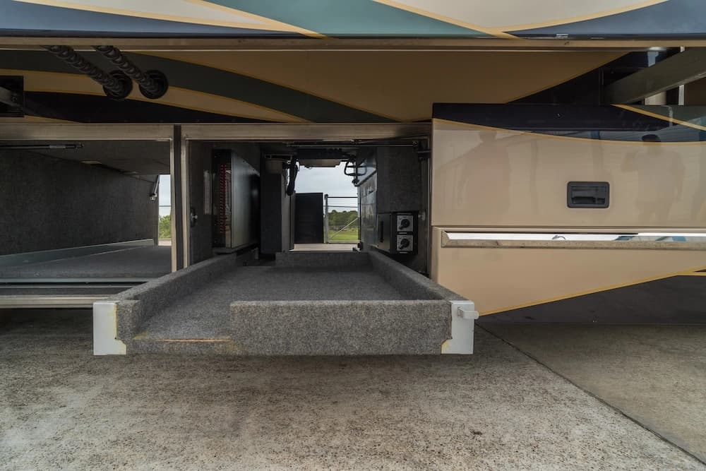 2002 Prevost Featherlite H3-45 Motorcoach - Image 15