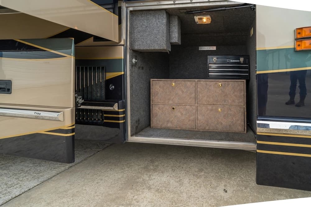 2002 Prevost Featherlite H3-45 Motorcoach - Image 16