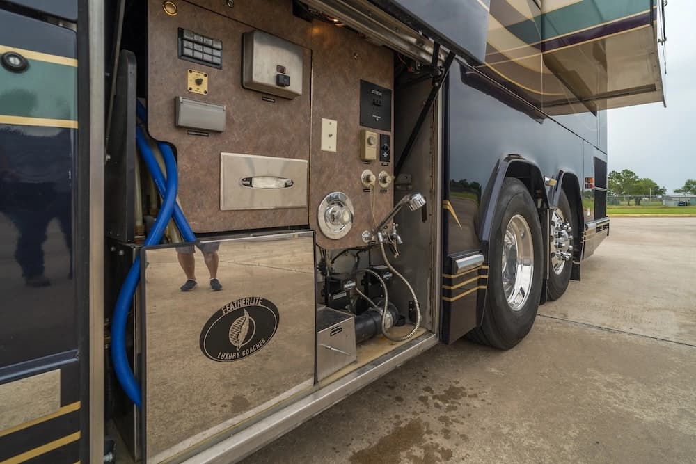 2002 Prevost Featherlite H3-45 Motorcoach - Image 17