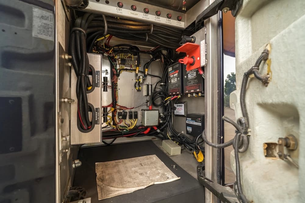 2002 Prevost Featherlite H3-45 Motorcoach - Image 19