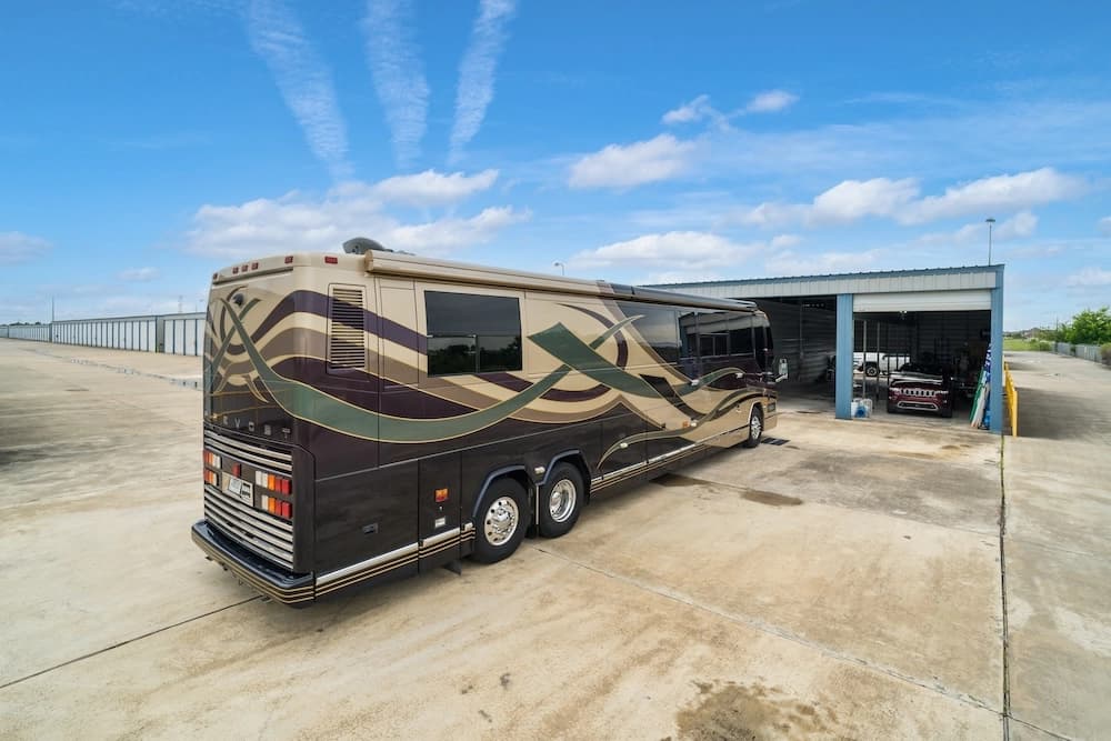 2002 Prevost Featherlite H3-45 Motorcoach - Image 2