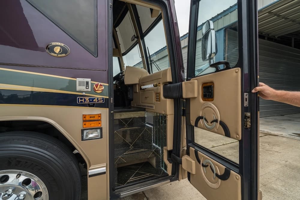 2002 Prevost Featherlite H3-45 Motorcoach - Image 21