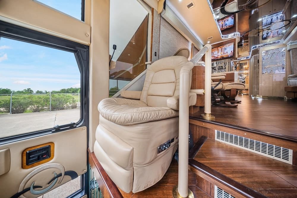 2002 Prevost Featherlite H3-45 Motorcoach - Image 22