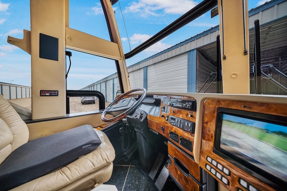 2002 Prevost Featherlite H3-45 Motorcoach - Image 23