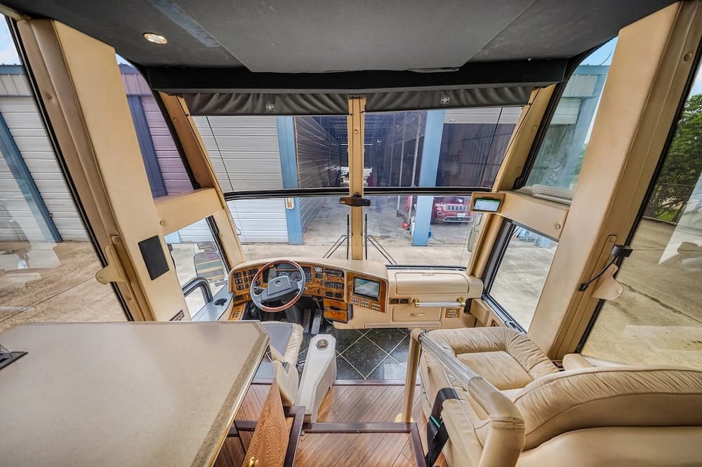 2002 Prevost Featherlite H3-45 Motorcoach - Image 24