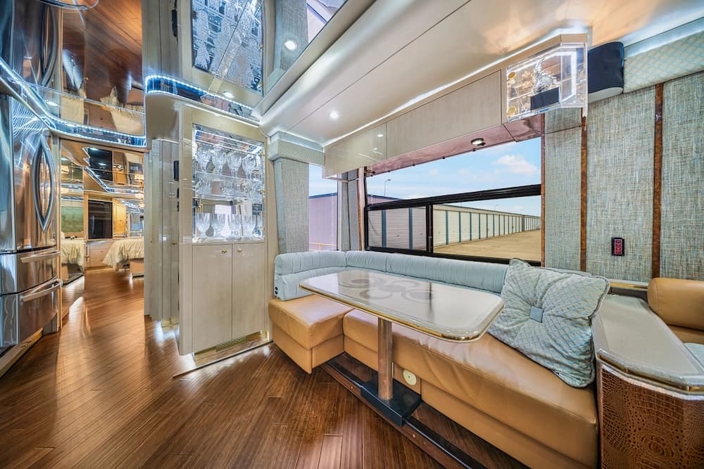 2002 Prevost Featherlite H3-45 Motorcoach - Image 27