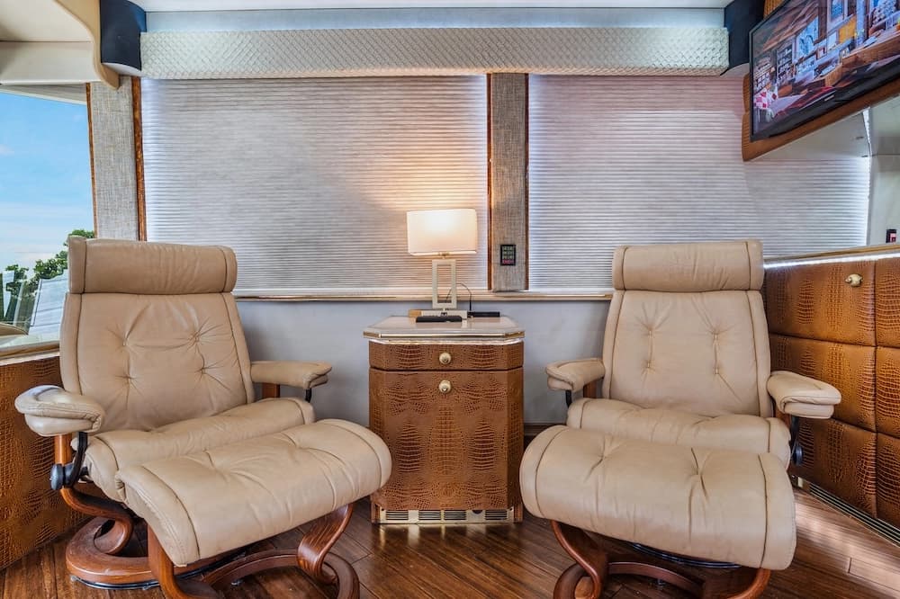 2002 Prevost Featherlite H3-45 Motorcoach - Image 28