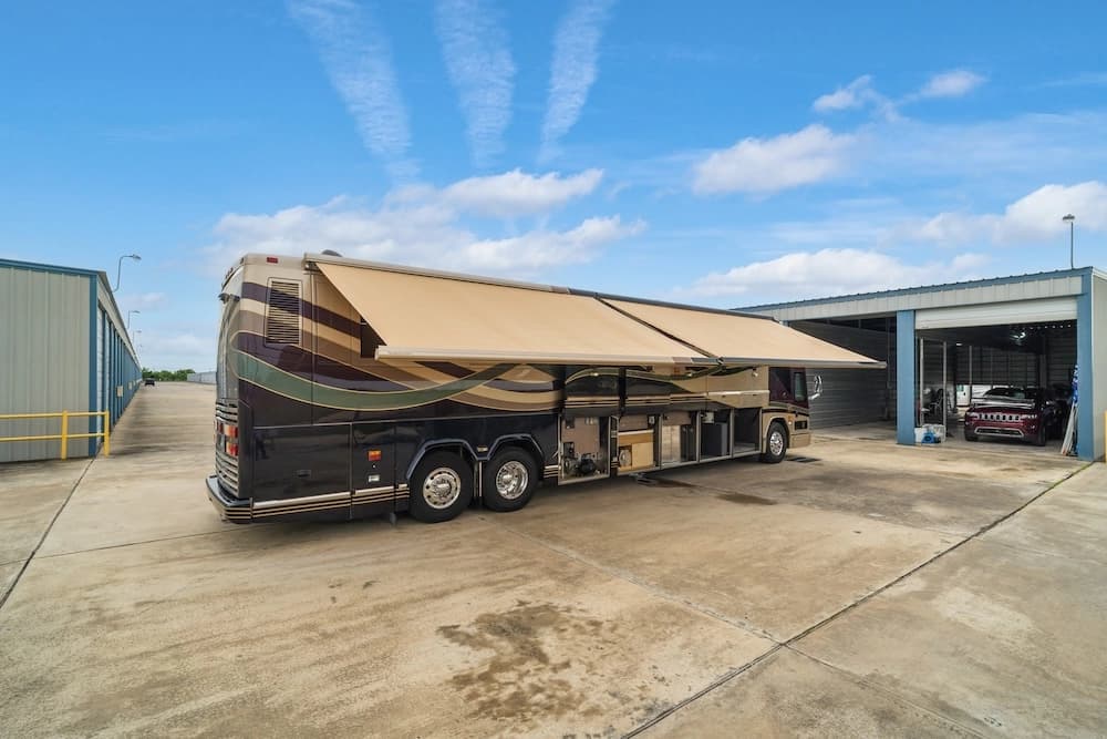 2002 Prevost Featherlite H3-45 Motorcoach - Image 3
