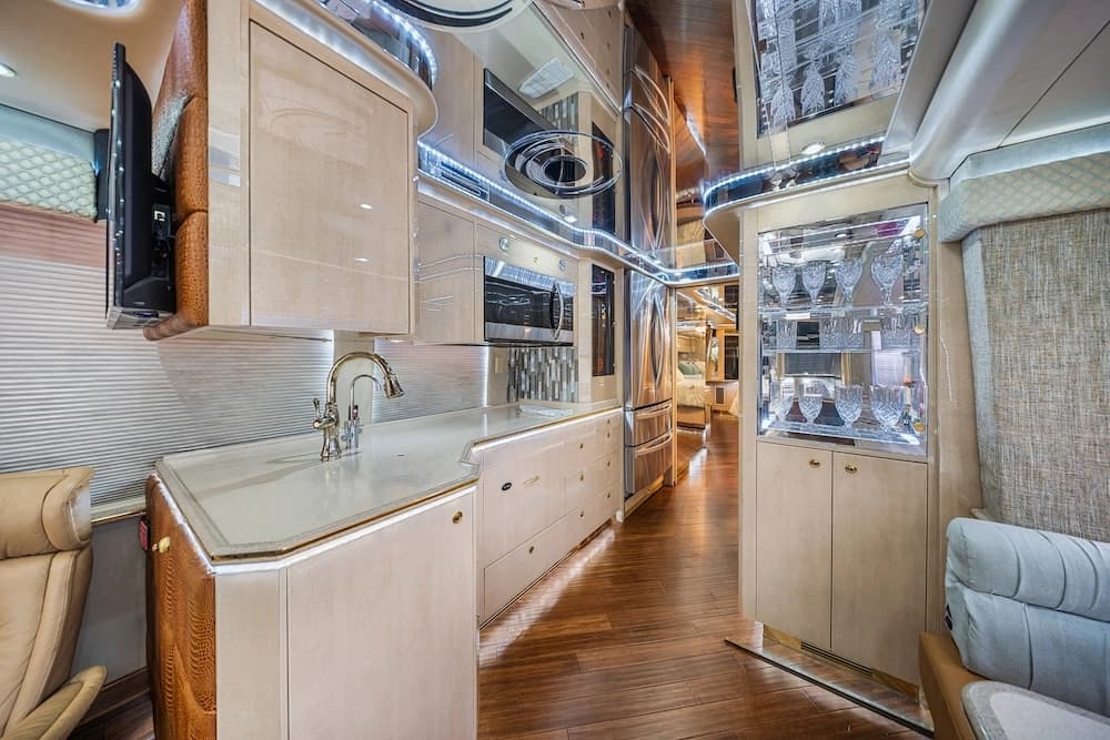 2002 Prevost Featherlite H3-45 Motorcoach - Image 32
