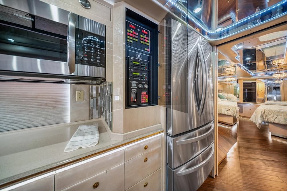 2002 Prevost Featherlite H3-45 Motorcoach - Image 33